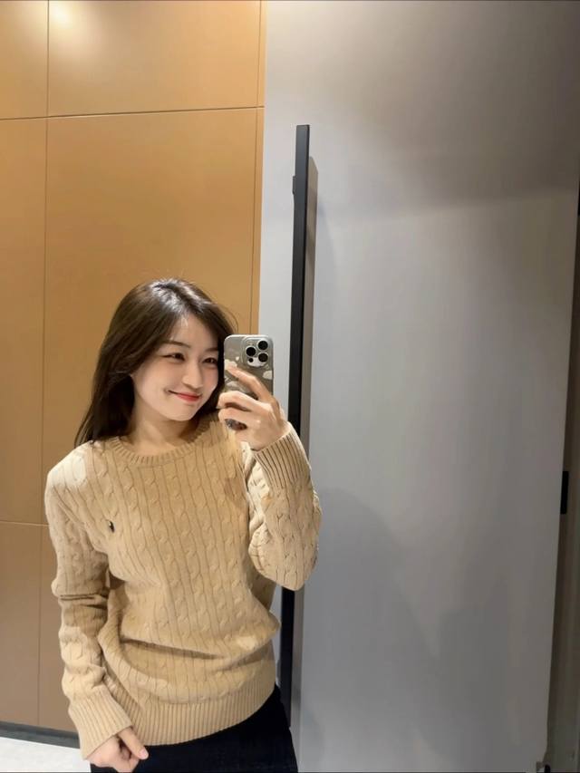 卡其模特图 。拉夫麻花圆领毛衣奶白色绞花毛衣真的绝了 DDD 经典绞花针织纹理细腻又有质感，胸前小马标低调又有辨识度，宅家穿温柔松弛，出街搭阔腿裤秒变美式复古女