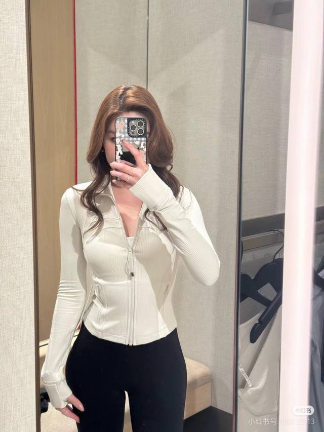 白蛋白 Lulu螺纹短款上衣瑜伽外套 DDD 最期待的Lululemon树莓色他来了 DDD 对于Lululemon家来说 DDD 比起瑜伽裤，我一直比较心心念