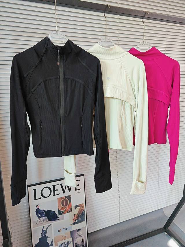 Lulu螺纹短款上衣瑜伽外套 DDD 最期待的Lululemon树莓色他来了 DDD 对于Lululemon家来说 DDD 比起瑜伽裤，我一直比较心心念他家上衣