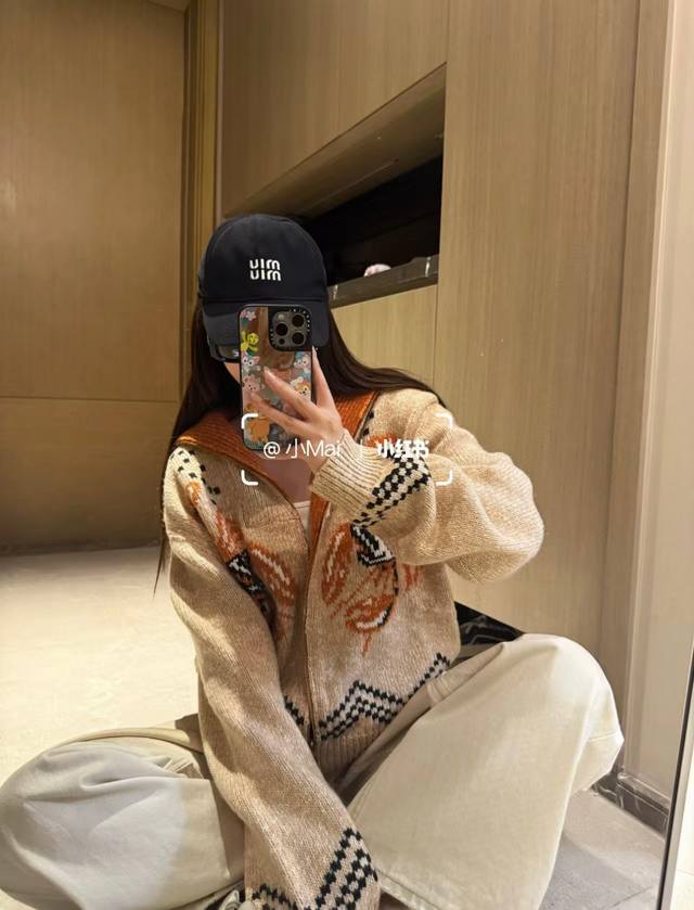 Lv系列拉链针织开衫外套 DDD 混色粗毛纱+立体撞色提花工艺 贯穿时髦高级 配色洋气 DDD 整件是摸得到的厚实软糯 保暖又显质感 DDD 橘色提花是小龙虾很