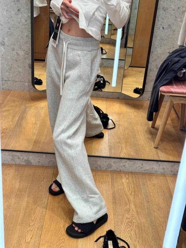 灰色模特图 --Lulu加绒阔腿裤Softstreme Pintuck DDD 女士中缝阔腿裤 DDD 精致外观，休闲体感 DDD 这款长裤采用柔软微绒的面料，