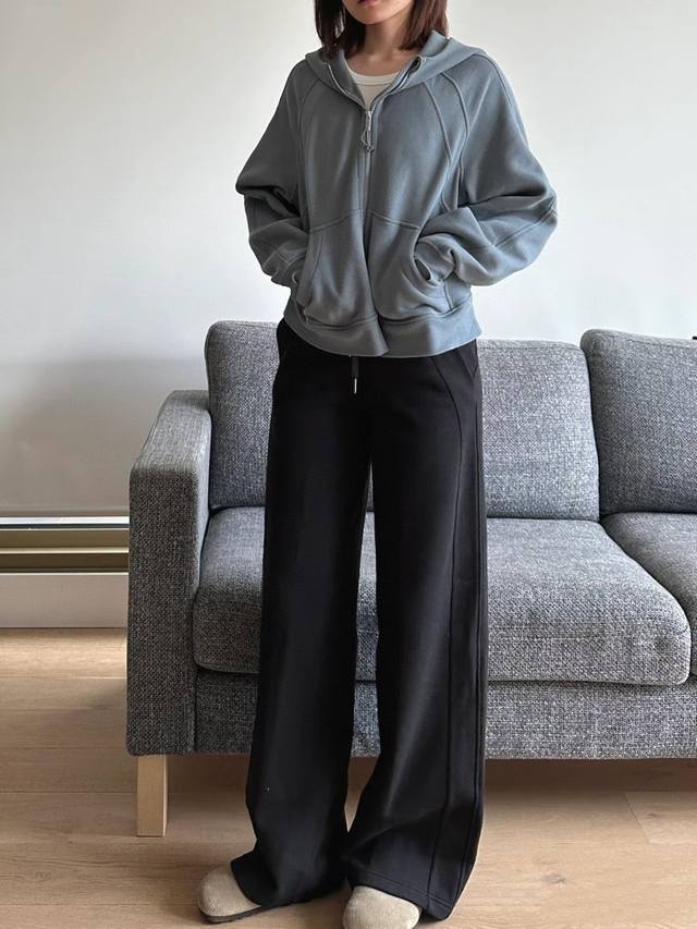 黑色模特图 --Lulu加绒阔腿裤Softstreme Pintuck DDD 女士中缝阔腿裤 DDD 精致外观，休闲体感 DDD 这款长裤采用柔软微绒的面料，