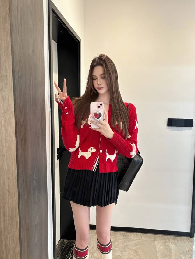 Tb狗狗提花开衫毛衣，新的一年马上到 少不了一件红衣服来好运 DDD 面料是用的是一种特殊的纱线材料 DDD 具有很好是柔软性和舒适性 不会变形，具有保暖效果