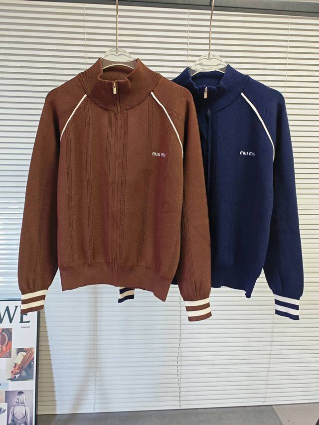 细节图： 学院风针织拉链外套 DDD 又酷又辣的开衫 DDD 真的太喜欢这款单品～ DDD 上身一整个高级住！！ DDD 很适合秋天老钱风针织开衫 好显高级 D