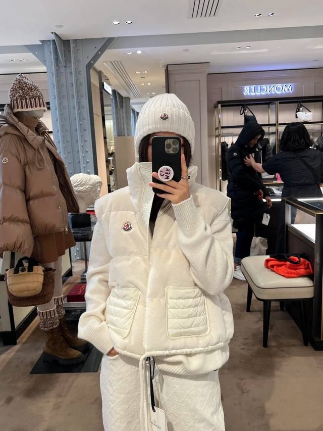 蒙口奶糕羽绒小马甲 DDD 又是心动的一天 DDD 组实拍细节图 DDD 羊羔毛羽绒 DDD 拼接设计太有云朵感了 DDD 上身立刻马上奶呼呼的 DDD 下摆抽