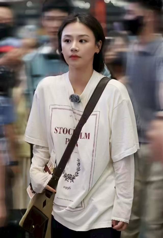 最新款我不允许你不知道这件假两件 DDD 慵懒又防晒！ DDD 复古徽标印花宽松假两件拼接网纱长袖设计太妙啦，网纱若隐现的朦朦胧感给基础款注入了温柔！ DDD