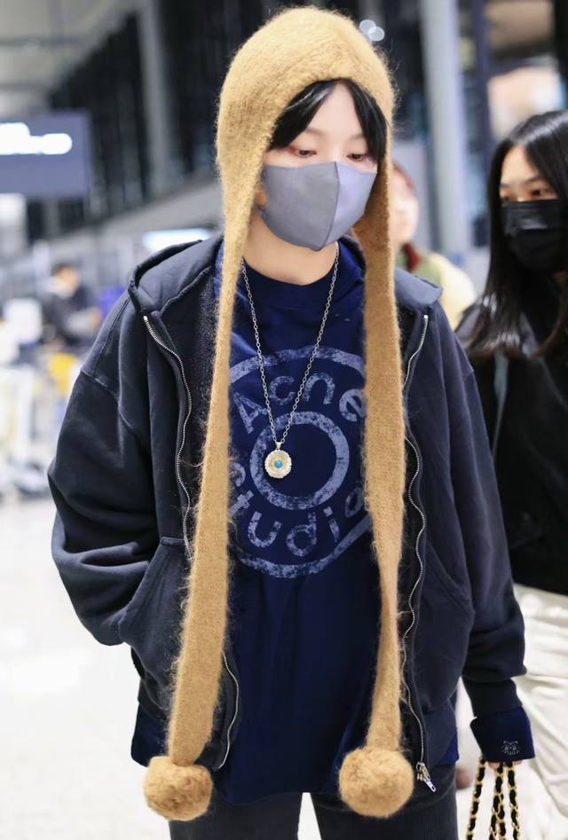 徽章假两件长袖 太太太帅了！！ DDD 勇敢的人先享受 谁懂！含金量十足 DDD 一眼就爱上的蓝色 DDD 采用新疆棉制作而成 DDD 破洞假两件T 潮酷感拉满