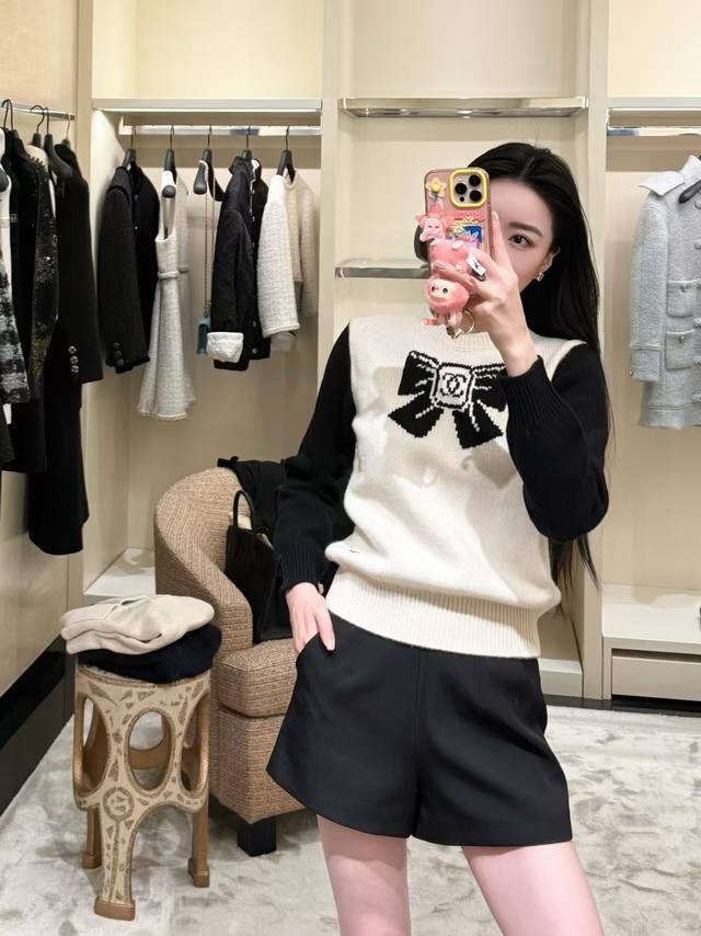 小香家的滑雪系列小鹿毛衣，从来没让人失望 DDD 常规版型属于好穿又好搭的单品 DDD 黑白配色一眼高级感 DDD 不管内搭还是单穿都好看 DDD 衣橱里必不可