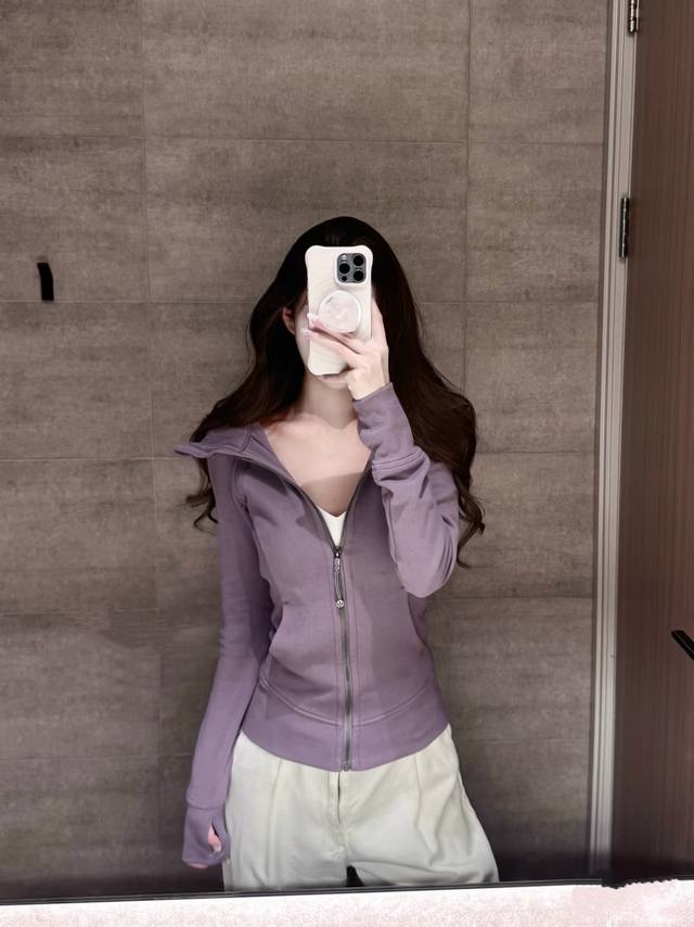 紫色模特图 ，加绒款，修身款全拉链卫衣外套，Lululemon露露乐檬Scuba系列女士全拉链修身长袖连帽衫外套，棉混纺拉绒面料舒适透气，柔软亲肤，轻盈保暖两侧
