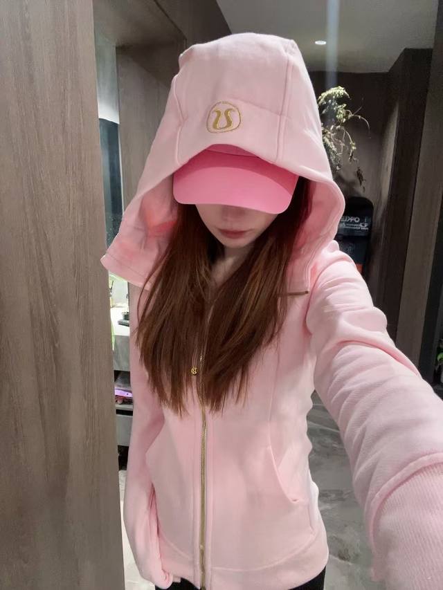 加绒款。Lululemon草莓奶昔360度无死角修身款加绒金色拉链卫衣外套，Lululemon露露乐檬Scuba系列女士全拉链修身长袖连帽衫金标外套，棉混纺拉绒