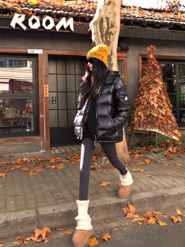 蒙口顶级加厚羽绒服 DDD Moncler 盟可睐 蒙口 白贝母 亮面漆皮 羽绒服 DDD 蒙口白贝母 DDD 今天给仙女们分享这款贝母珍珠白的羽绒服,真的太太