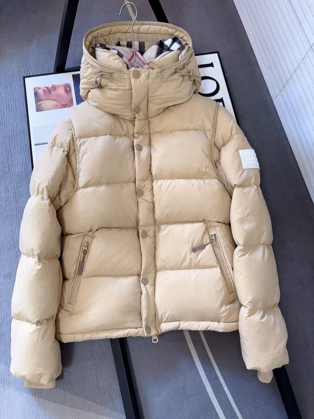 区别市场货，顶级加厚版本，每件一斤多 DDD 2025Burberry London England家冬季新款羽绒服，巴宝莉顶级原单可脱卸袖子羽绒服，周冬雨同款