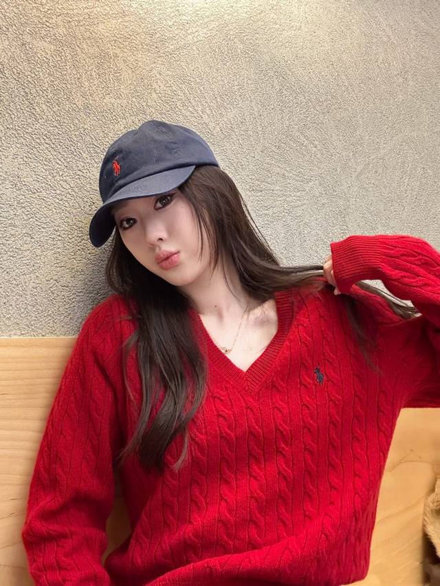 拉夫劳伦红色V领绞花纹毛衣 DDD 采用高品质棉线，柔软舒适，秋冬穿超暖V领设计修饰颈部线条，胸前小马刺绣超有辨识度。正红色显白又喜庆，节日或日常都能轻松驾驭~