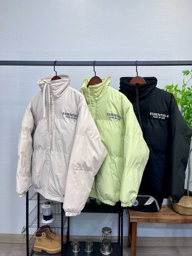 Fog复线加厚加棉棉衣 DDD Fog Essentials Fear Of God加厚加棉棉衣立领棉服，版型超正的，上身巨好看，搭配经典Logo设计，细节拉满