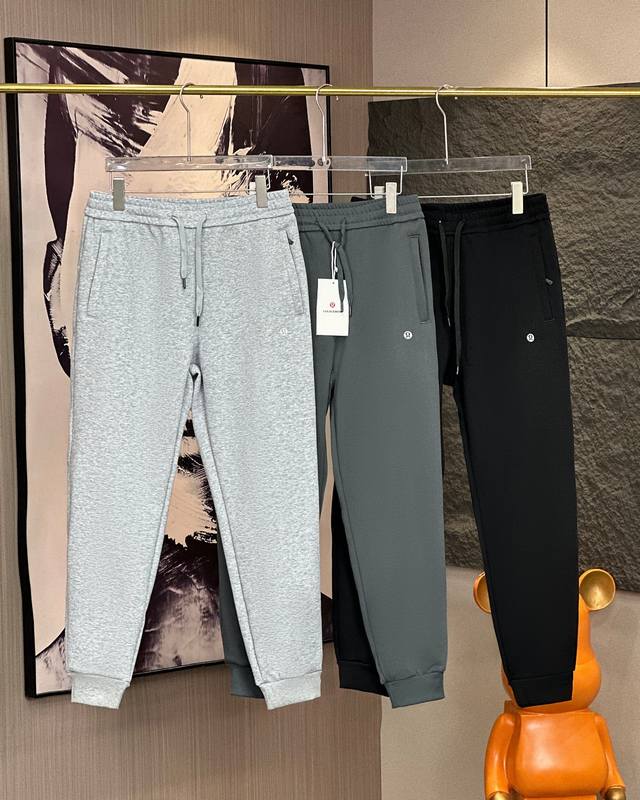 银狐绒 DDD Lululemon 露露25S冬季新款银狐狸绒加绒运动休闲卫裤！ DDD 入冬必抢。市面高级轻柔加银狐绒面料上身质感非常舒适！穿上就不想脱下的舒