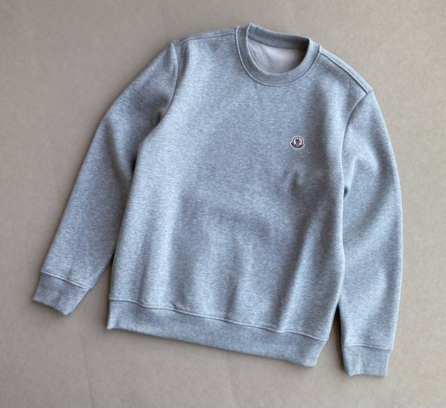 上新 ！暖意，亦是一种高级机能 寒意，无法侵扰你的从容 Mc小标加绒卫衣，将标志性的徽章悄然点缀，是无需言说的身份印证。内里采用顶级抓绒面料，以轻盈之姿，锁住温