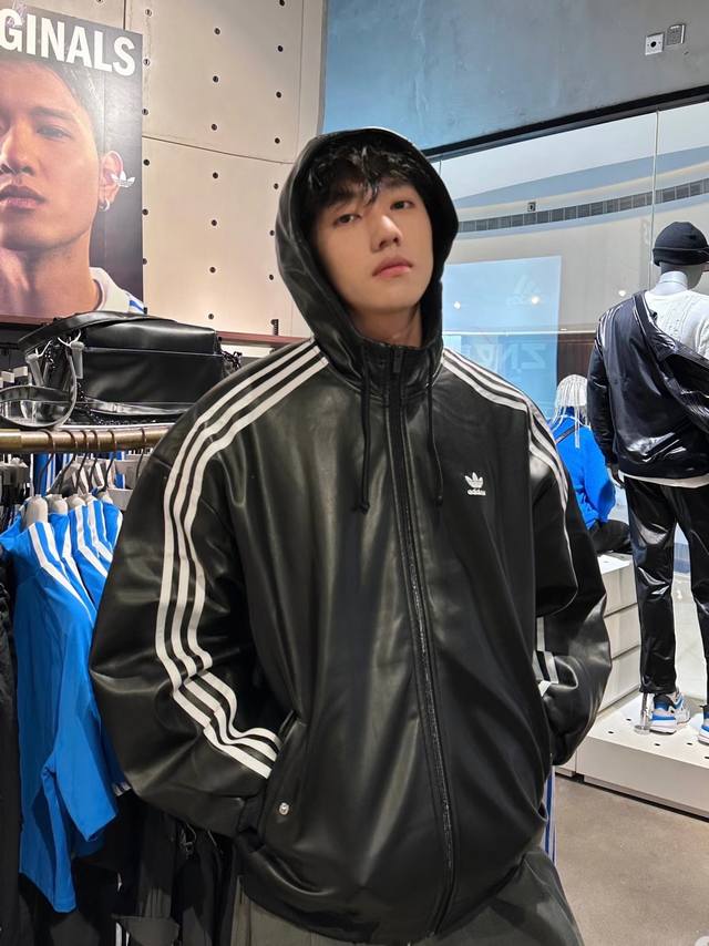 模特图# DDD Adidas 阿迪达斯 Originals Fw25 Pu皮刺绣Logo时尚复古皮衣运动夹克连帽外套夹克 男女同款 DDD 顶级品质 腋下双拉