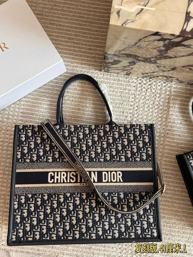 配盒 DDD Size：26.5*21Cm DDD 36*28 Cm DDD 41*35Cm DDD D家 Tote购物袋 DDD Tote24早春新款 DDD