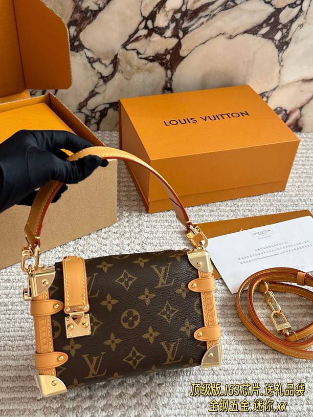 Lv Side Trunk软盒子包 DDD Lv Side Trunk软盒子包，经典Monogram老花帆布+牛皮饰边，金属角饰超有辨识度。尺寸21×14×6C