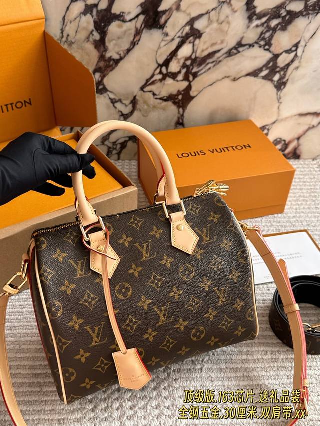Lv Speedy 25枕头包 双肩带 DDD Lv Speedy 25枕头包，经典Monogram老花帆布+植鞣革手柄，金属五金超有质感。25Cm容量刚好，手