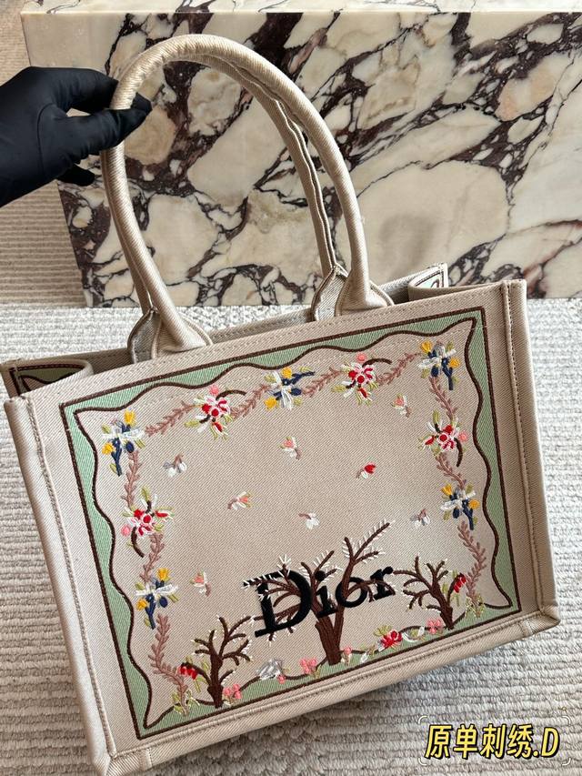 配盒配内胆 DDD Size：35*28 Cm DDD D家 Tote购物袋 DDD Cdbooktote25最新购物袋 DDD 立体刺绣 非普通货 DDD 搜