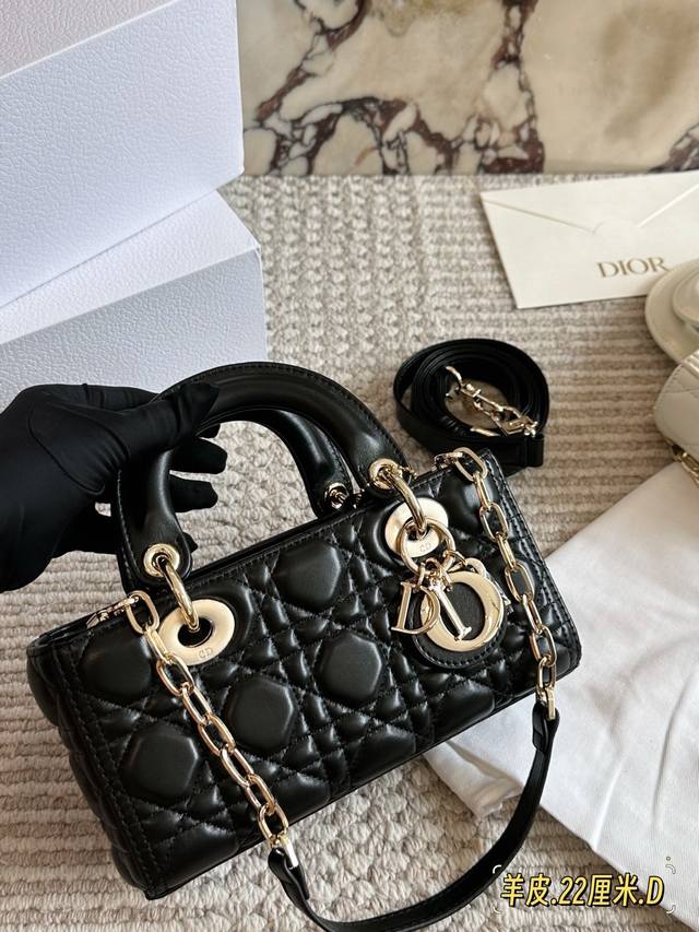 羊皮版本 DDD Dior Lady 全套包装 DDD 迪奥全新D-Joy强势回归，大爆款的节奏心，包包自带两条肩带，多种背法，上身又美又飒，经典的菱格设计，搭