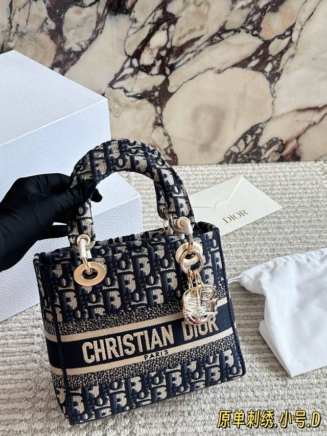 配盒 DDD Size：20Cm DDD 原单提花版 DDD D家 刺绣戴妃包 DDD 现代休闲且优雅 DDD 刺绣宽肩带 DDD 特别！特别！！！ DDD 2