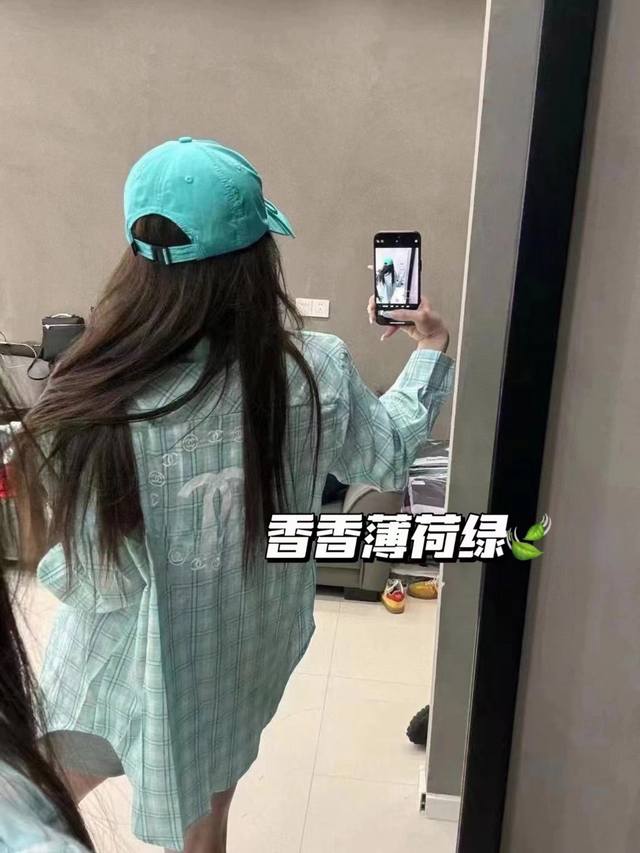 特价 只有绿色 DDD Chanel香奈儿新款圆圈Logo格子纽扣衬衫 DDD 这件出去玩真的是怦然心动款背影出街又A又飒 DDD 元气少女又显白 出去玩拍照都