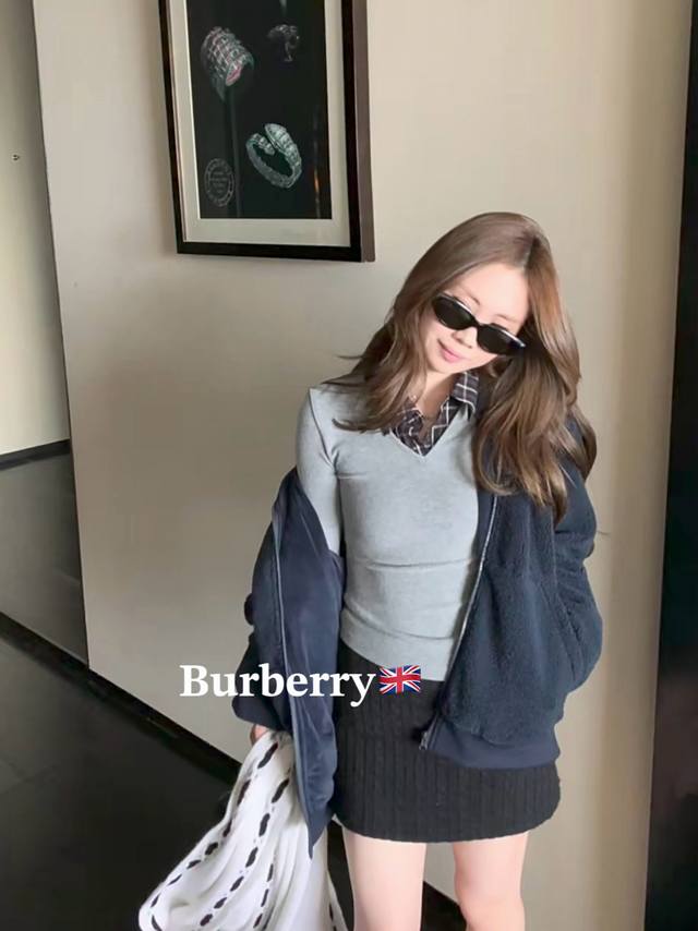 特价 DDD 巴宝莉新款格纹翻领灰色假两件长袖 DDD 假两件天花板！英伦风Dna狠狠动了 DDD 经典格纹领撞上高级灰 高级感妥妥拉满 DDD 短款版型巨掐腰