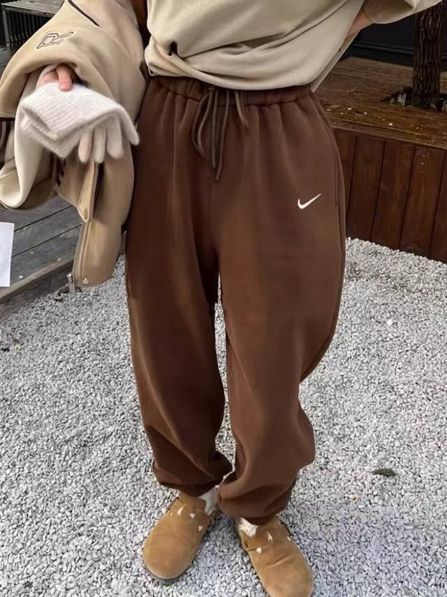 特价 DDD Nike耐克新款加绒小勾刺绣巧克力休闲束腿运动裤 DDD 超适合冬天的显白配色特别有高级感！ DDD 经典Nk小勾勾刺绣 质感超级无敌 DDD 浓