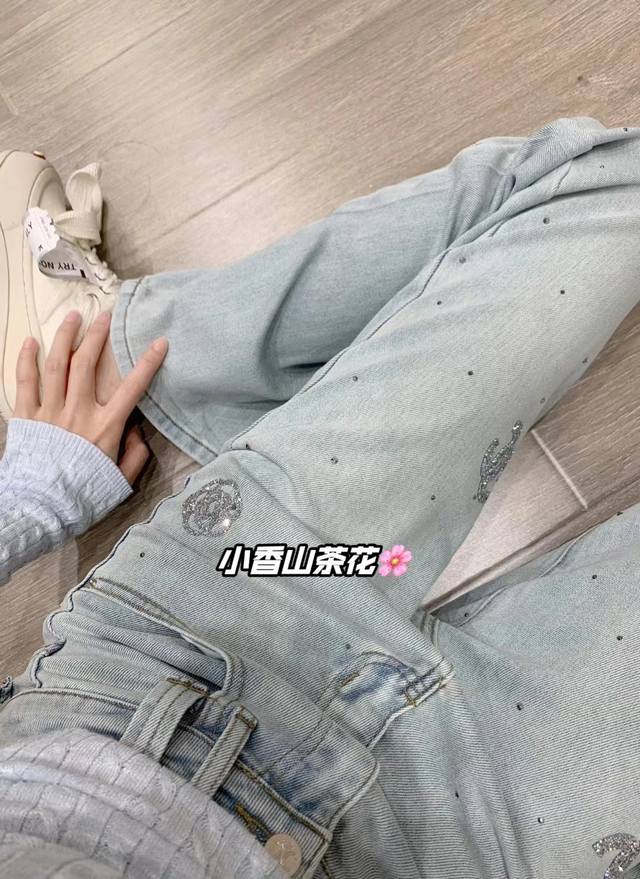 特价 DDD Chanel香奈儿新款山茶花烫钻Logo直筒阔腿牛仔裤 DDD 小仙女又来啦闪钻牛仔裤Get DDD 我愿称它为报恩神裤 梨形身材的天菜 DDD