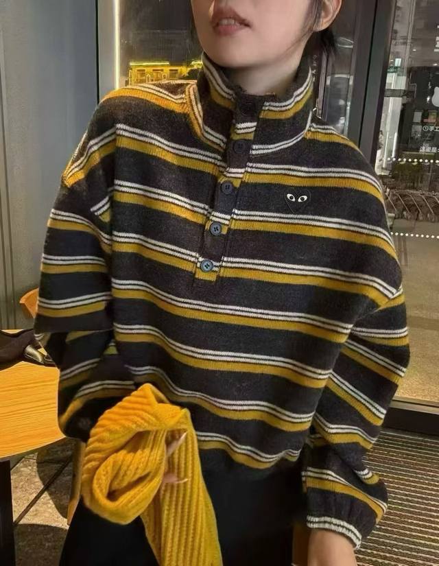 特价 DDD Cdg川久保玲Play羊绒爱心刺绣撞色条纹短款纽扣磨毛卫衣 DDD 摸着毛绒绒太舒服撞色显白又特别！ DDD 五颗纽扣超可爱 扣起来是立领不走光