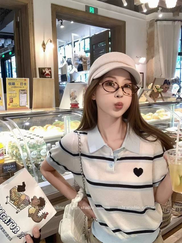 特价 DDD 新款爱心提花蓝条纹短款翻领T恤 DDD 上身一秒好心情干净高级好显白！！ DDD 就喜欢慵懒舒服的感觉～新色系太好看啦 DDD 短款版型好显比例