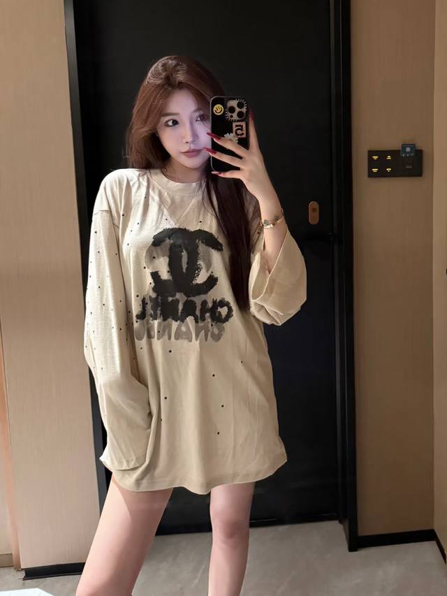 特价 DDD Chanel香奈儿全身烫钻涂鸦Logo长袖T恤 DDD 挖到宝啦衣柜里最少不了的就是氛围长袖 DDD 烫钻设计小香泼墨Logo谁穿都好看 DDD