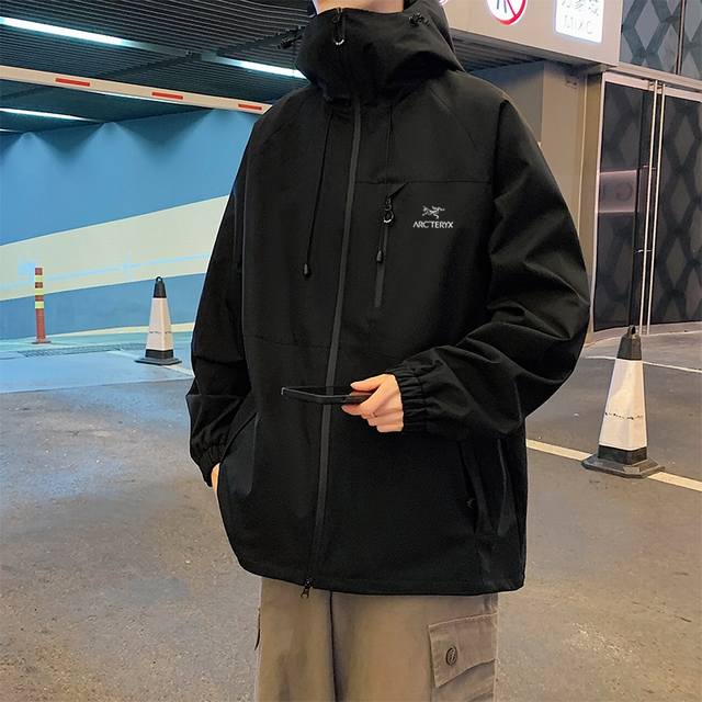 Arc'teryx始祖鸟2026早春新款日系户外斜拉链登山服冲锋衣夹克外套，男女同款，防风连帽衫柔软舒适，强劲防风，简洁设计，经典印花Logo，透气、抗静电功能