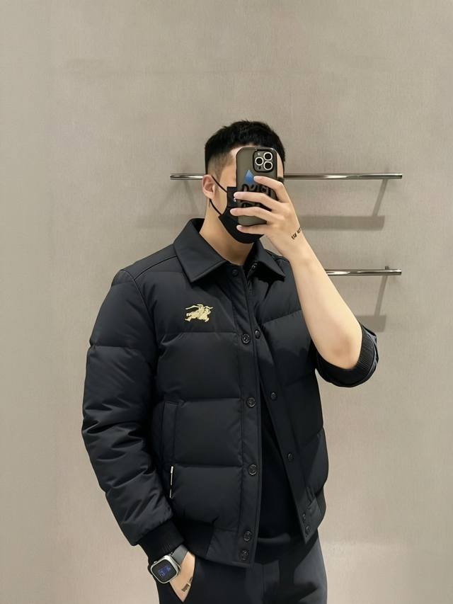 DDD 品质级 DDD 2025 巴宝莉 Burberry 金标战马情侣款夹克高端羽绒服 男女同款 DDD 当经典英伦风范邂逅冬日暖意，注定是品味与温度的双重享