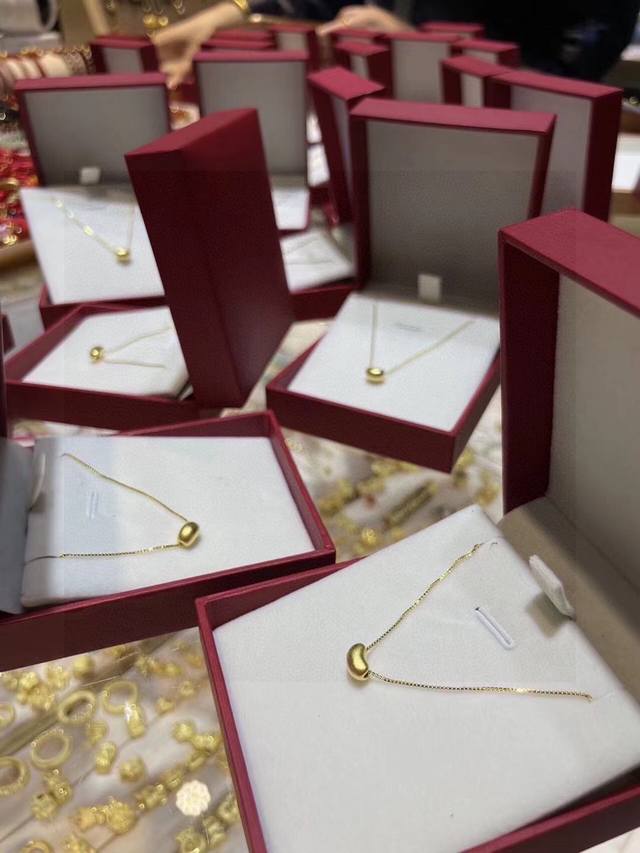 周大福 爆款小金豆项链 配全套包装 DDD 来日方长 我们带着诚意慢慢来 DDD 项链设计微笑形愿你永远绽放笑颜 DDD 很特别又很好搭衣服 DDD 少女的情怀