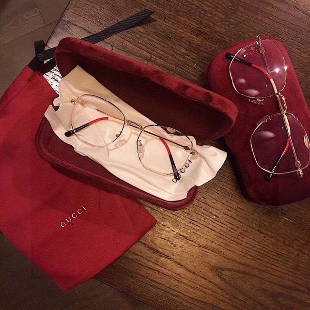 古驰平光眼镜 配包装 DDD G家经典平光眼镜 男女同款 DDD 这种大镜框真是人人都适合的款 怎么戴都好看 显脸小 配眼镜盒和束口袋 而且最主要眼镜还防蓝光！