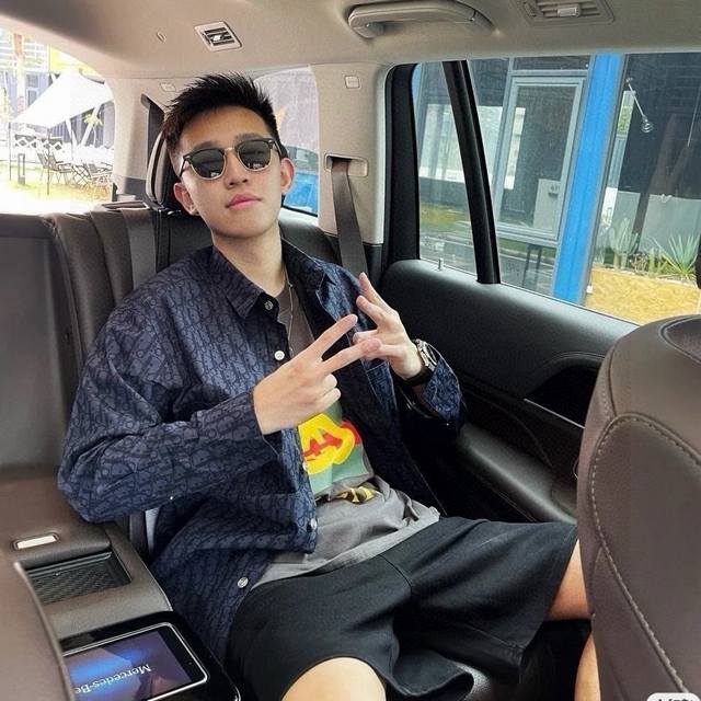 品名：Dior 迪奥24Ss秋冬新款Cd字母满印衬衫夹克外套 DDD 版型；宽松 DDD 颜色： 图片色 DDD 尺码M-L-Xl DDD 胸围 衣长 肩宽 D