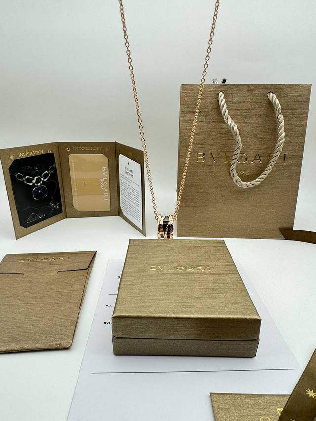 Bvlgari宝格丽项链 DDD 吊坠扣头都对版刻印Logo专柜一致！全套包装代购版本！ DDD 采用真空电镀不掉色，戴上就不想再摘掉。 DDD B.Zero1