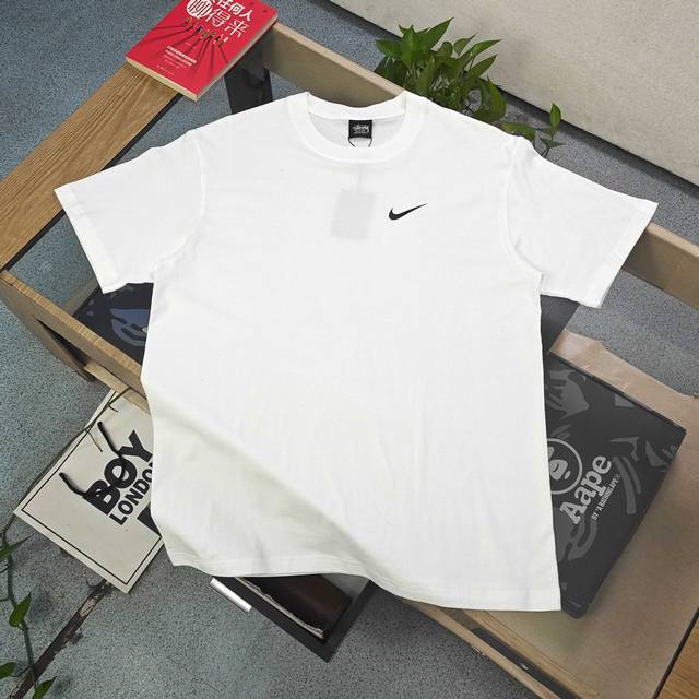 款号：Xbnb042 DDD 2026新款Stussynike斯图西联名耐克大勾子图案Logo字母印花休闲情侣宽松短袖T恤，经典永远不会过时、人手必备款，260