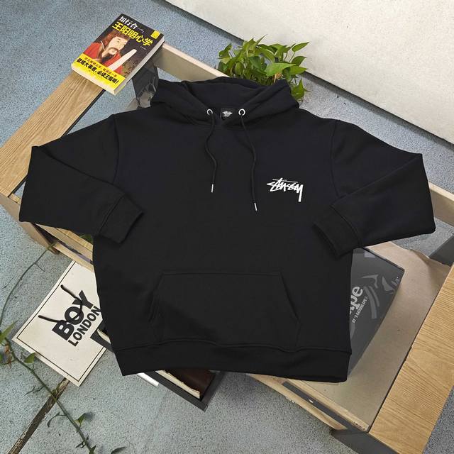 款号：Xb115 高品质 DDD 2025新款Stussy斯图西火焰扑克图案Logo字母印花休闲情侣连帽加绒卫衣，经典永远不会过时、人手必备款，380G纯棉加绒