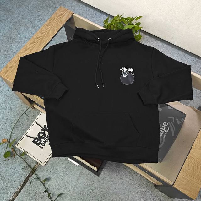 款号：Xb108 高品质 DDD 2025新款Stussy斯图西8号桌球图案Logo字母印花休闲情侣连帽加绒卫衣，经典永远不会过时、人手必备款，380G纯棉加绒