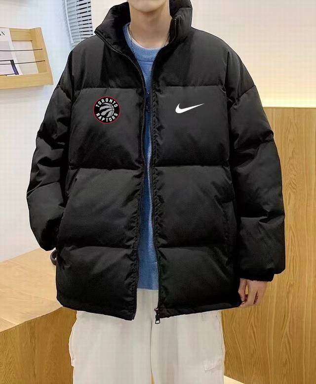 Nba X Nike 耐克猛龙队训练服宽松羽绒棉衣棉服立领面包服 DDD 高品质羽绒棉服系列 DDD 面料采用柔软牛津 搭配750新疆羽绒棉高密度充绒 温暖舒适