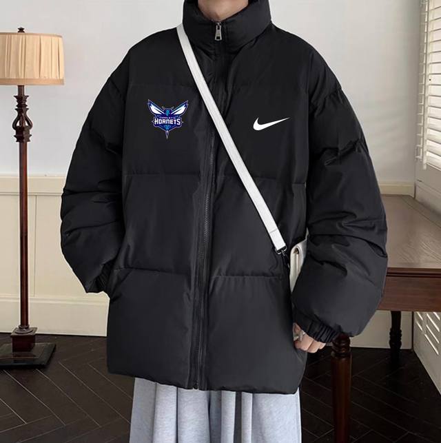 Nba X Nike 耐克黄蜂队训练服宽松羽绒棉衣棉服立领面包服 DDD 高品质羽绒棉服系列 DDD 面料采用柔软牛津 搭配750新疆羽绒棉高密度充绒 温暖舒适