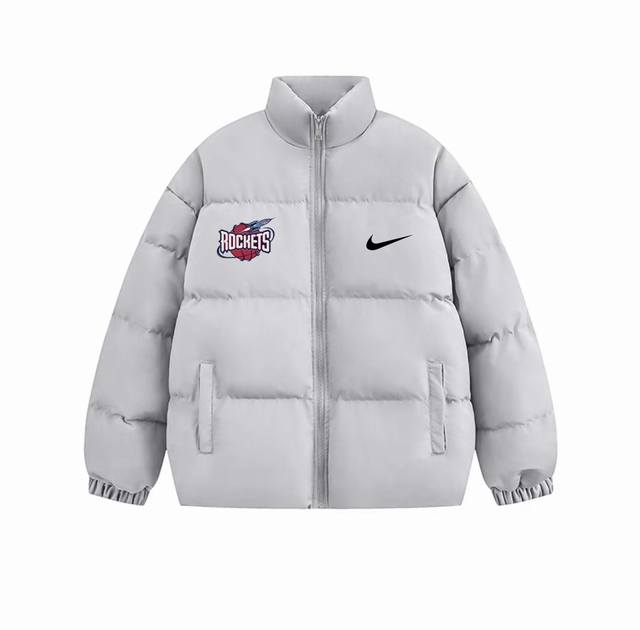 Nba X Nike耐克火箭队训练服宽松羽绒棉衣棉服立领面包服 DDD 高品质羽绒棉服系列 DDD 面料采用柔软牛津 搭配750新疆羽绒棉高密度充绒 温暖舒适