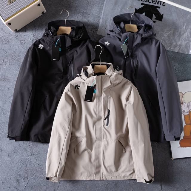 迪桑特25Ss秋冬新款连帽冲锋衣三合一系列外套，带拆卸内胆，四季可穿，男女同款 日常通勤穿搭必备时尚单品 DDD 采用三防科技面料并加强抗皱性能，提供全时防护，