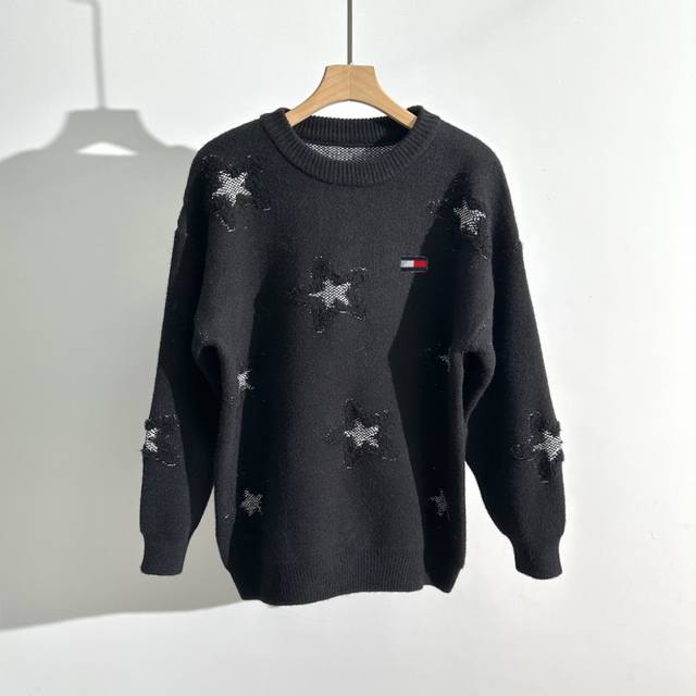 汤米星星毛衣｜软糯星光，穿在身上的温柔诗篇 DDD 精选优质棉绒混纺面料，触感软糯亲肤，带来云朵般包裹感。立体星星提花图案，错落分布焕发灵动，宽松慵懒版型巧妙藏
