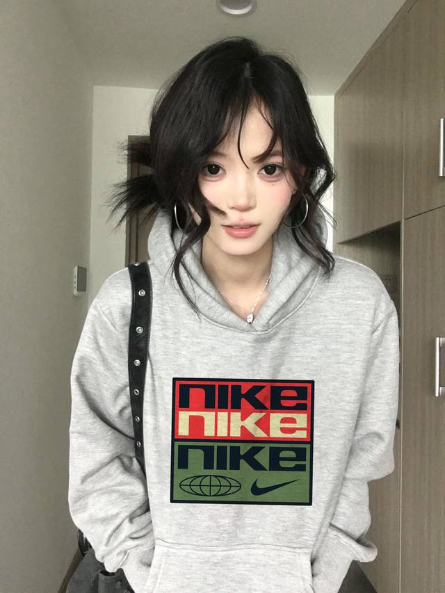 Nike 耐克三标冬季加绒重磅连帽卫衣 DDD 甄选顶级奥利绒上身柔软 采用重磅高克纯棉面料 摸到手就能感觉到衣服的完美质感 双层大帽檐 不勒脖子 不是薄薄的面