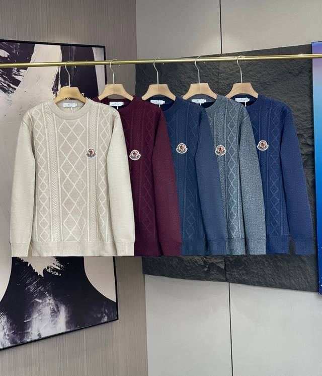 水貂绒 DDD Moncler 蒙口 麻花针织水貂绒毛衣 DDD 复古学院风 手感舒适度满分 承包秋冬的衣橱必备单品 天冷叠穿作为内搭也非常好看 妥妥的自留款，